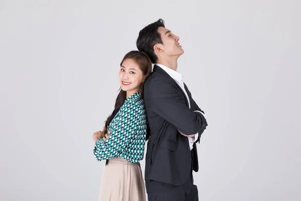 Корейська Молода Пара Чоловік Жінка Одягнені Сучасну Ханбок Усміхаються Парі — стокове фото