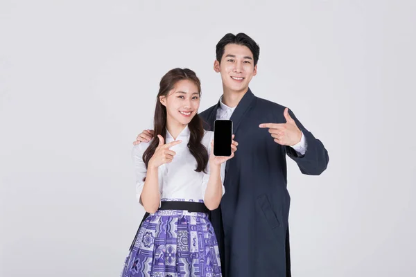 韩国夫妇 20多岁的男女 穿着现代汉博克手表 在看智能手机 — 图库照片