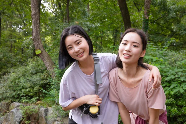Dois Coreano Asiático Feminino Amigos 20S Caminhadas Plogging Montanha Sorrindo — Fotografia de Stock