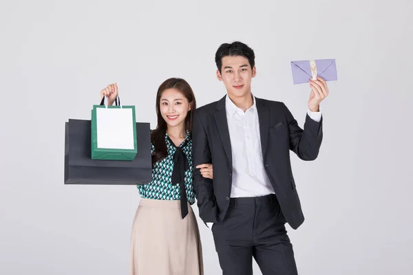 Koreanisches Junges Paar Mann Und Frau Modernem Hanbok Mit Papiertasche — Stockfoto