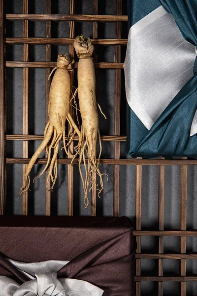 Oriental Tanaman Akar Obat Obatan Ginseng Segar Dibungkus Kain Sutra — Stok Foto