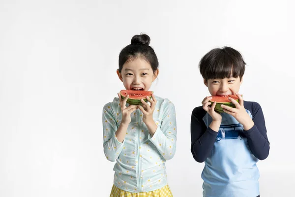 Koreanska Pojke Och Flicka Sommar Koncept Vit Bakgrund Äta Vattenmelon — Stockfoto