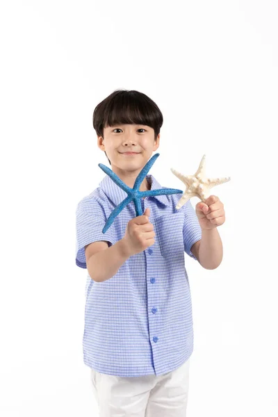 Κορεάτης Νεαρός Καλοκαιρινό Μπλε Πουκάμισο Λευκό Φόντο Studio Holding Starfish — Φωτογραφία Αρχείου