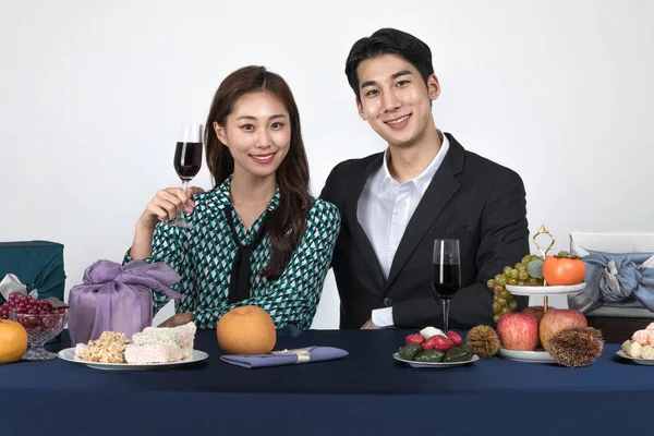 Koreański Młody Para Mężczyzna Kobieta Nowoczesnym Hanbok Trzymając Kieliszki Wina — Zdjęcie stockowe