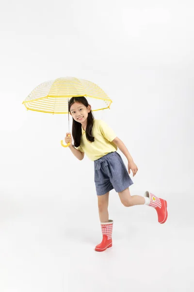 Bonito Jovem Coreano Menina Chuvoso Conceito Temporada Fundo Branco Estúdio — Fotografia de Stock