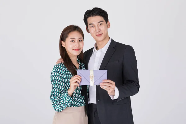 Koreanska Unga Par Man Och Kvinna Bär Modern Hanbok Håller — Stockfoto