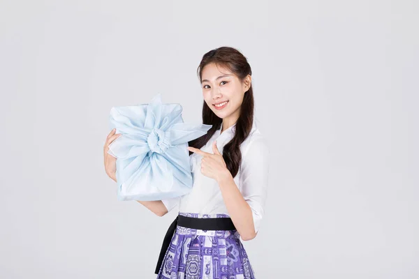 Piękny Koreański Kobieta 20S Noszenie Nowoczesny Hanbok Gospodarstwa Prezent Pudełko — Zdjęcie stockowe