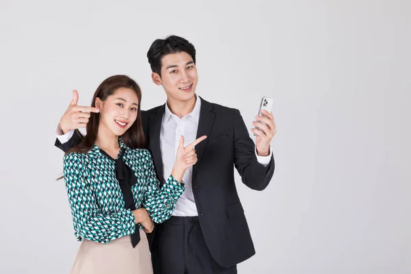 韓国の若いカップル 男性と女性が現代韓服を着て スマートフォンを見て — ストック写真