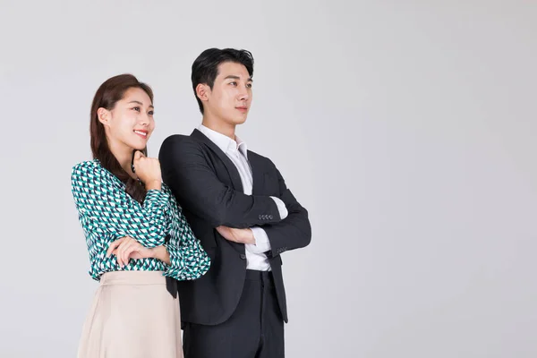韩国年轻夫妇 身穿现代汉博克 双臂交叉地侧视着对方 — 图库照片