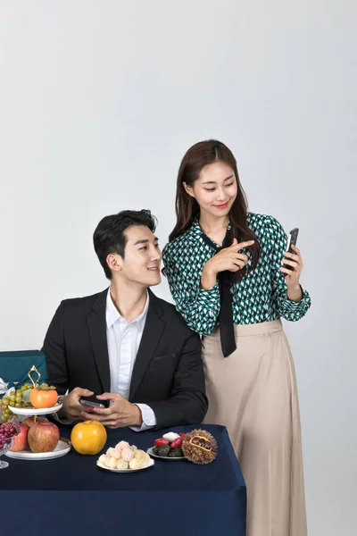 Korean Young Couple Man Woman Wearing Modern Hanbok Watching Smartphone — Stock Photo, Image