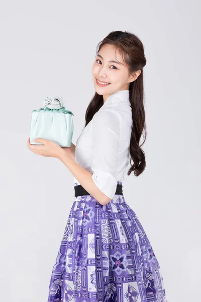 現代韓服を着た20代の美しい韓国人女性_プレゼント箱 — ストック写真