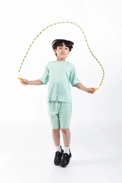 Jovem Coreano Vestindo Roupas Ginástica Fundo Branco Studio Jump Rope — Fotografia de Stock