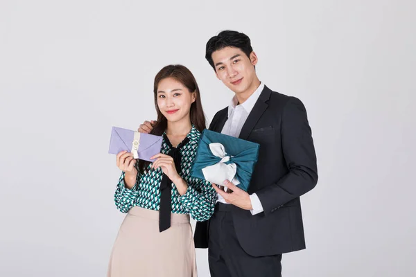 韩国年轻夫妇 戴着现代汉博克礼品盒和韩国传统婚礼离合器的男女 — 图库照片
