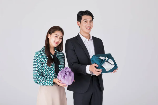 韩国年轻夫妇 男男女女 身穿现代汉博克 手持礼品盒 — 图库照片