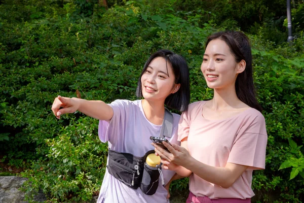 Δύο Κορεάτισσες Φίλες Στη Δεκαετία Του Κάνουν Πεζοπορία Και Κάνουν — Φωτογραφία Αρχείου