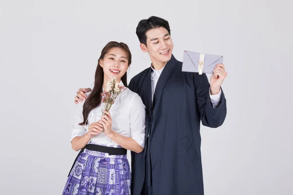 Koreański Para Młody Mężczyzna Kobieta 20S Noszenie Nowoczesny Hanbok Gospodarstwa — Zdjęcie stockowe