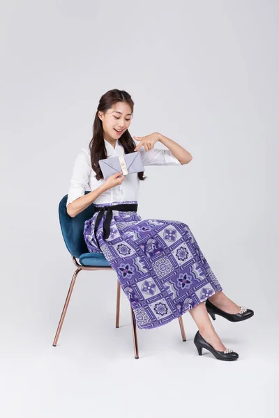 20多岁的漂亮韩国女人 身穿现代汉博克 手持韩国传统婚纱 — 图库照片