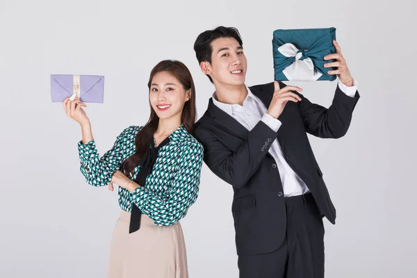 韓国の若いカップル 男性と女性は現代韓服保持ギフトボックスと韓国の伝統的な結婚式クラッチ 封筒を身に着けている — ストック写真