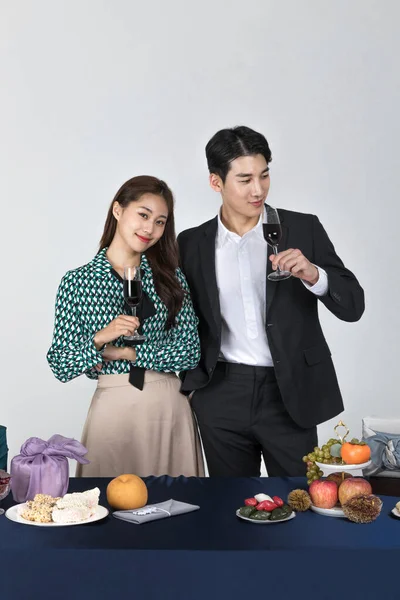 Korean Young Couple Man Woman Wearing Modern Hanbok Holding Wine — Stock Photo, Image