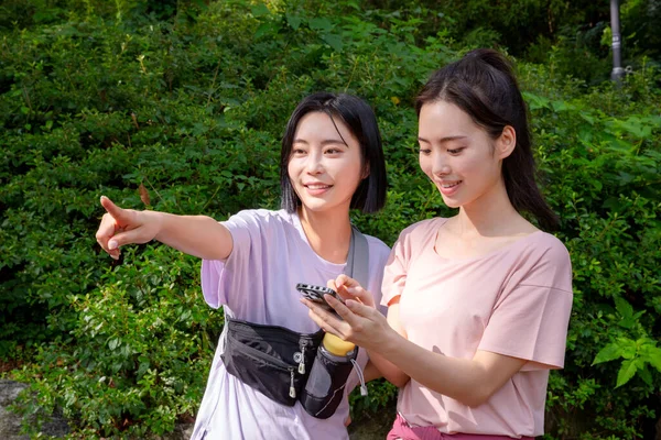 Two Korean Asian Female Friends 20S Hiking Plogging Mountain Path — Stock Photo, Image