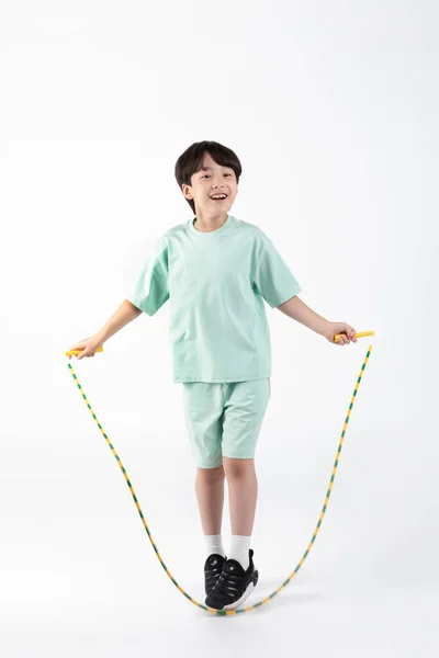 Korejský Mladý Chlapec Tělocvičně Oblečení Bílém Pozadí Studio Jump Rope — Stock fotografie
