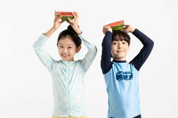 Koreai Fiú Lány Nyári Koncepció Fehér Háttér Holding Görögdinnye — Stock Fotó