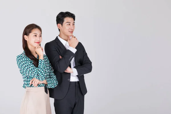 韩国年轻夫妇 男男女女穿着现代汉博克 忧心忡忡 — 图库照片