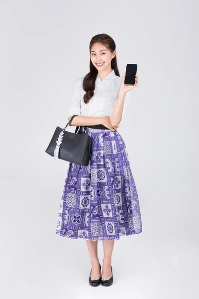 現代の韓服を着た20代の美しい韓国人女性がスマートフォンを見せ — ストック写真