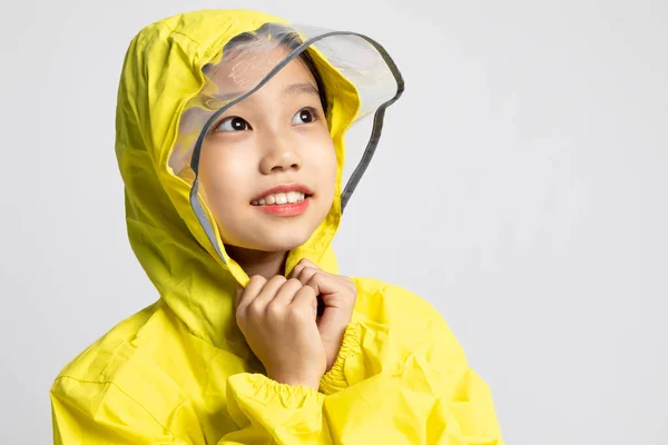 可愛い韓国人の女の子 梅雨のコンセプトで白い背景スタジオ_レインコートを着て — ストック写真