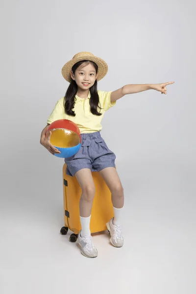 Korejský Mladý Dívka Sobě Tělocvična Oblečení Bílém Pozadí Studio Držení — Stock fotografie
