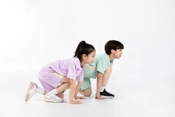 白种人背景下的韩国男孩和女孩的健身和锻炼观念 — 图库照片