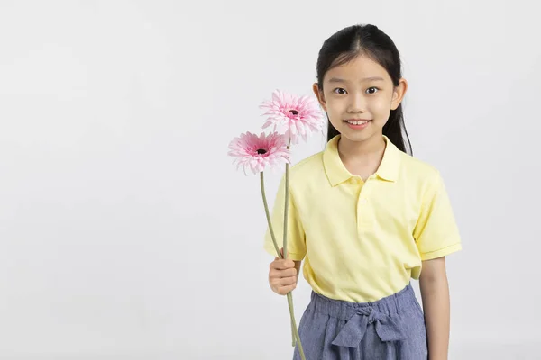 Menina Coreana Vestindo Roupas Ginástica Estúdio Fundo Branco Segurando Flores — Fotografia de Stock