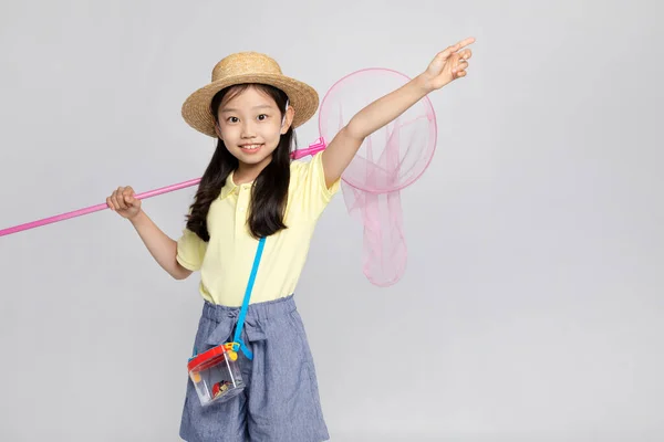 Корейська Дівчинка Одягнена Спортзал Білій Задній Студії Збирає Комах Які — стокове фото