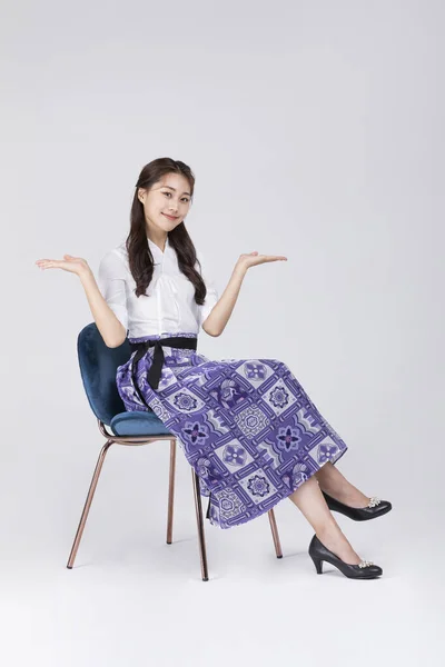 現代韓服を着た20代の美しい韓国人女性_ガイド — ストック写真