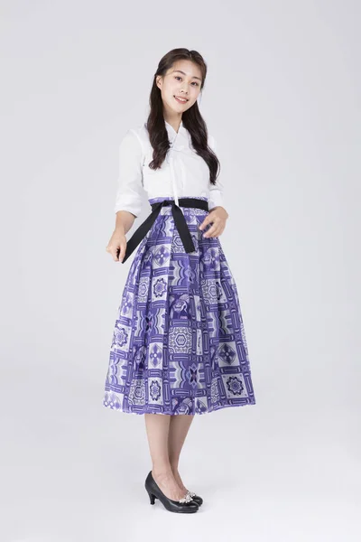 Hermosa Mujer Coreana Los Años Vistiendo Moderno Hanbok Tie Una — Foto de Stock