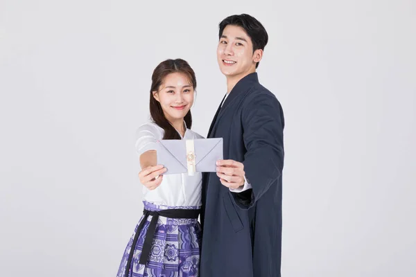 韩国夫妇 20多岁的男女 身穿现代汉博克 手持韩国传统的婚纱 — 图库照片