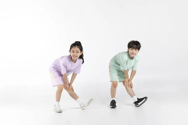 白を基調とした韓国の少年少女_フィットネスと運動の概念_体操 — ストック写真
