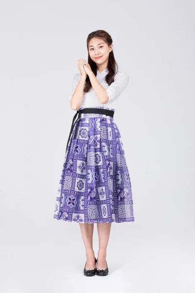 20多岁穿着现代汉博克服饰的漂亮韩国女人 — 图库照片