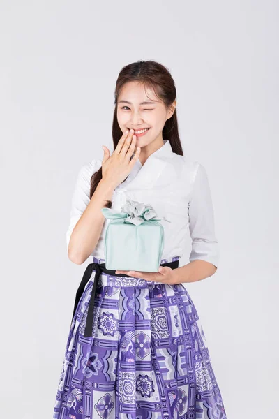 Schöne Koreanerin Den 20Er Jahren Trägt Moderne Hanbok Holding Geschenkschachtel — Stockfoto