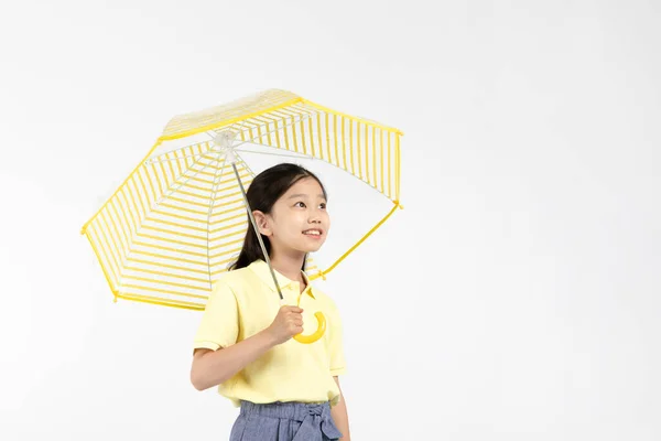 可爱的年轻韩国女孩 雨季的概念在白色背景工作室 拿着一把雨伞 遥望远方 — 图库照片