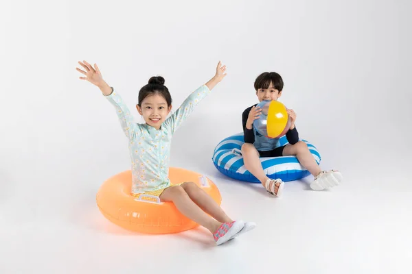 Menino Menina Coreanos Conceito Verão Fundo Branco Sentado Flutuador Inflável — Fotografia de Stock