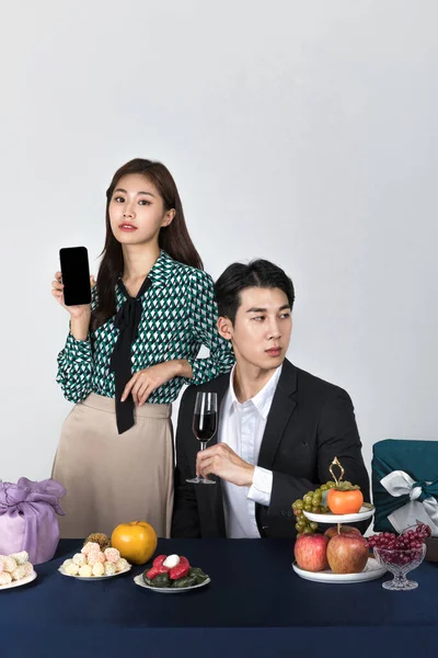 Korean Young Couple Man Woman Wearing Modern Hanbok Showing Smartphone — Stock Photo, Image