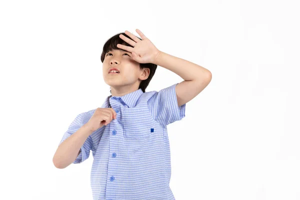 Корейский Мальчик Голубой Рубашке Полурукавом Белом Фоне Студия Покрывая Солнце — стоковое фото