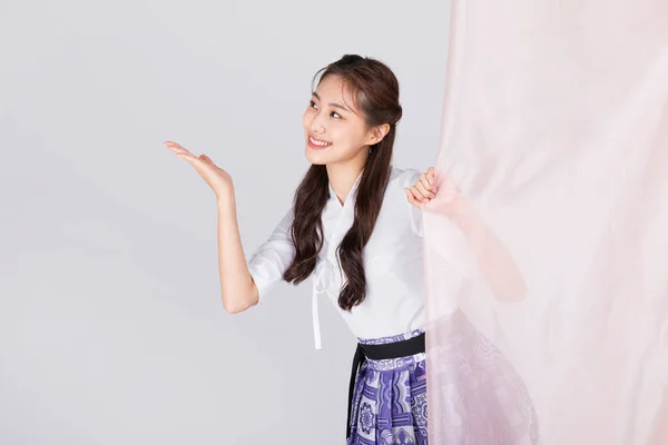 Mooie Koreaanse Vrouw Het Dragen Van Moderne Hanbok Holding Zijde — Stockfoto