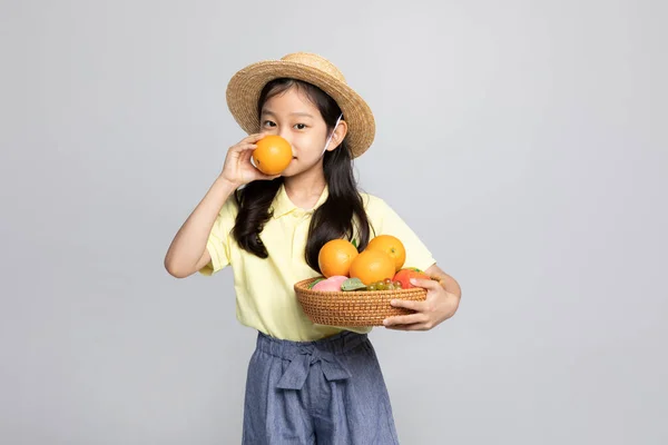 Koreai Fiatal Lány Visel Tornaterem Fehér Háttér Stúdió Kezében Egy — Stock Fotó