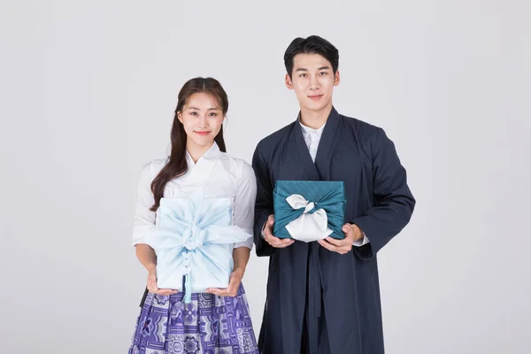 韩国夫妇 20多岁的男女 身穿现代汉博克 手持传统的盒子 — 图库照片