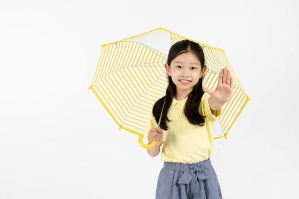 可爱的年轻韩国女孩 雨季的概念在白色背景工作室 停止手势 — 图库照片