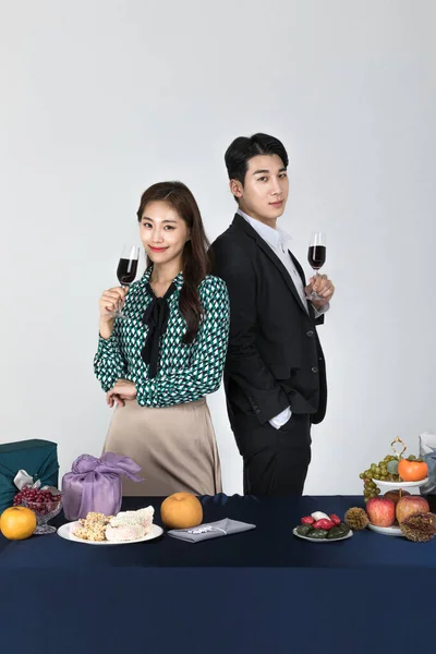 Koreanisches Junges Paar Mann Und Frau Modernem Hanbok Mit Weingläsern — Stockfoto