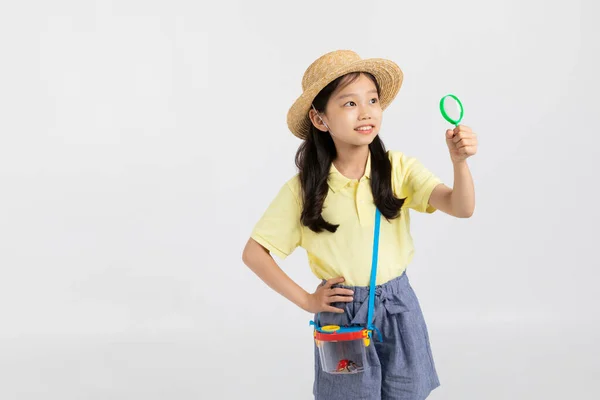 Beyaz Arka Plan Stüdyosunda Spor Kıyafetleri Giyen Koreli Genç Kız — Stok fotoğraf
