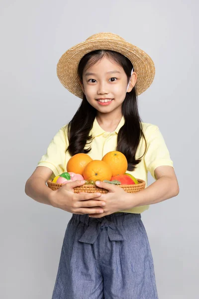 Beyaz Arka Plan Stüdyosunda Elinde Meyve Sepeti Olan Koreli Genç — Stok fotoğraf